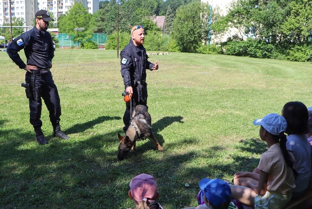 Policisté chválí náš Sportovní den, kterého účastnili