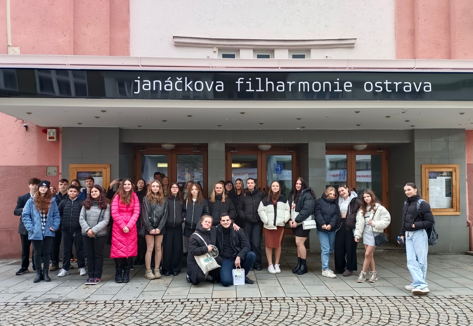 Naši žáci na koncertu Janáčkovy filharmonie: Na památku mají nejen hudební zážitek, ale i fotku s dirigentem!