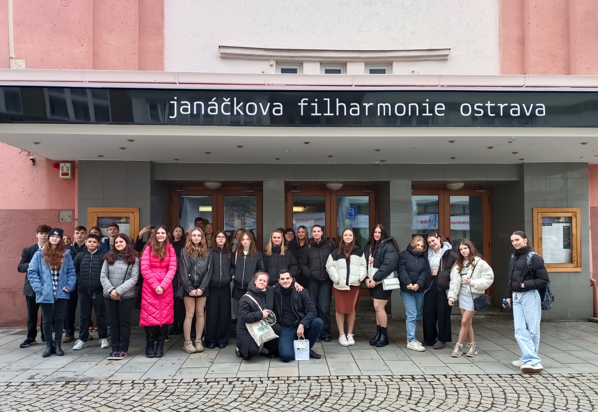 Naši žáci na koncertu Janáčkovy filharmonie: Na památku mají nejen hudební zážitek, ale i fotku s dirigentem!