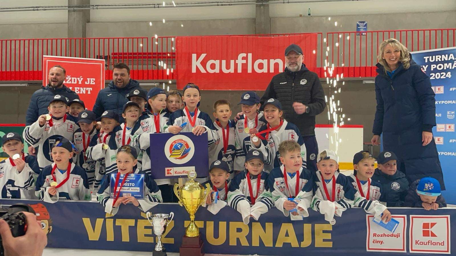 Naši žáci v Praze vyhráli nejen hokejový turnaj, ale i vědomostní soutěž
