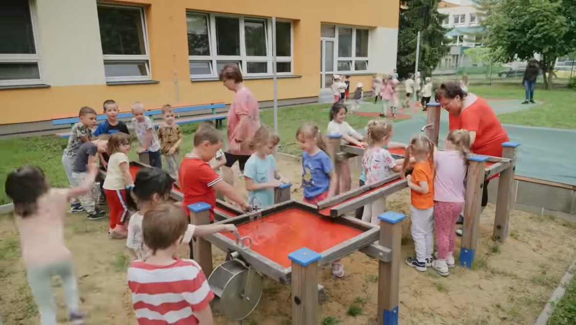 Děti naší MŠ si užívají nově zrekonstruovanou zahradu